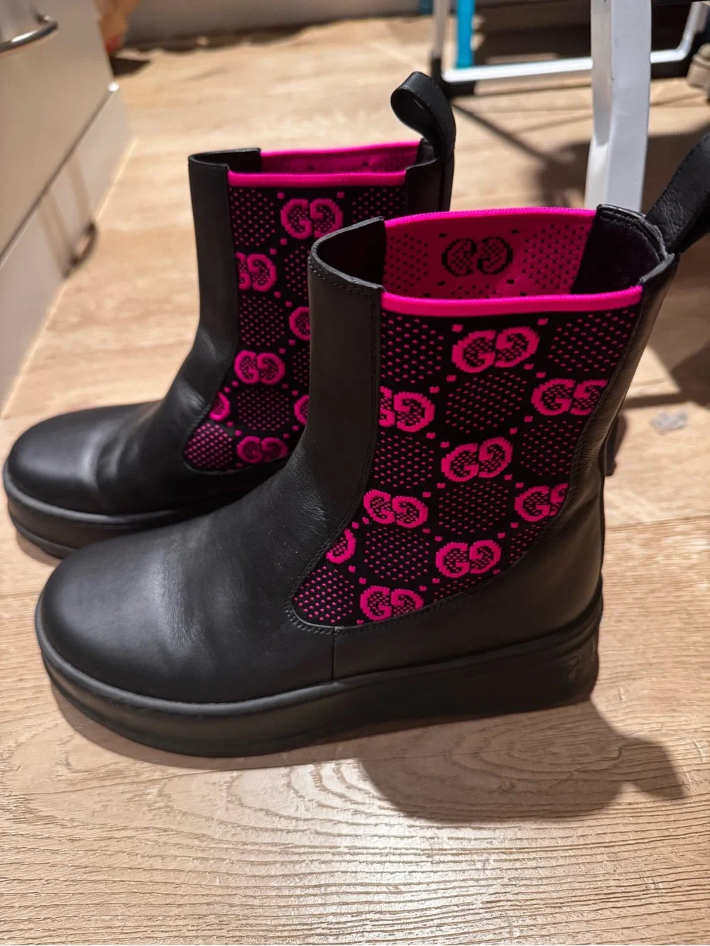 Gucci Black Leather Chelsea Boots with Pink GG Elastic Panels Black and fusia